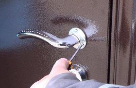 Замена дверной ручки металлической двери в Тюмени