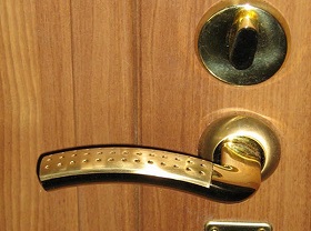 Замена дверной ручки входной двери в Тюмени